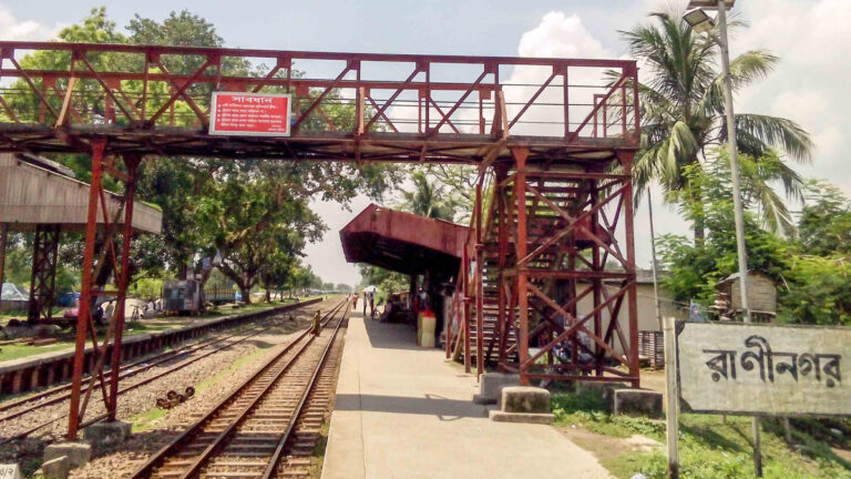 রাণীনগরে ট্রেনে কেটে বাবা-মেয়ের মৃত্যু